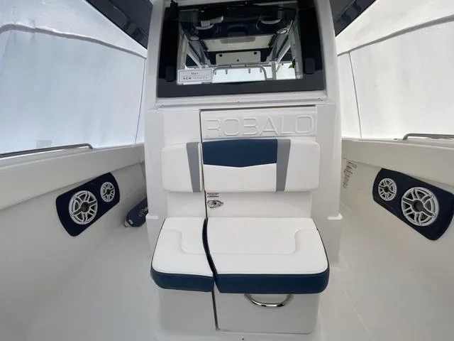 Slide: The Image of Robalo R300 Center Console 2025 - 14