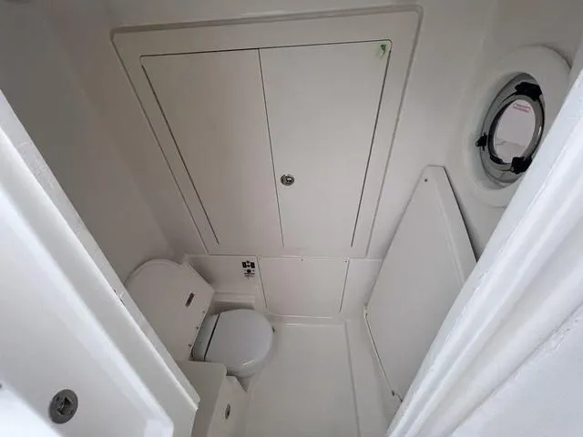 Slide: The Image of Robalo R300 Center Console 2025 - 18