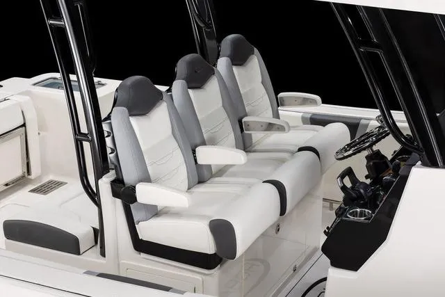 Slide: The Image of Robalo R300 Center Console 2025 - 29