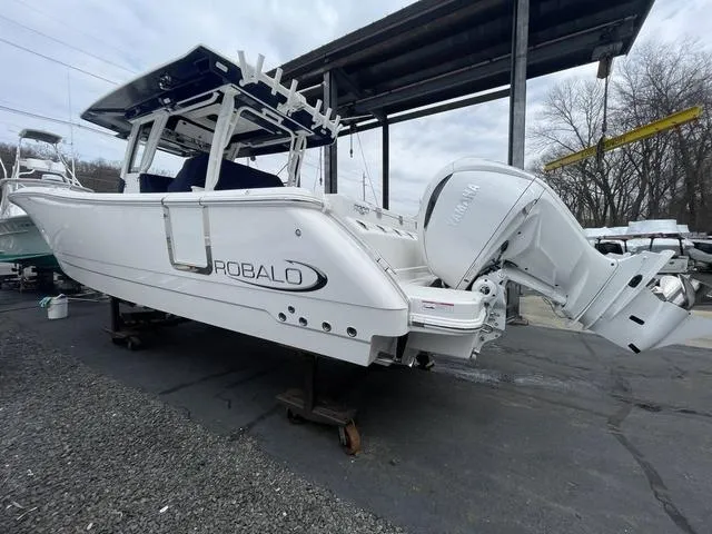 Slide: The Image of Robalo R300 Center Console 2025 - 4