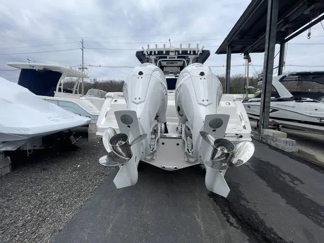 Slide: The Image of Robalo R300 Center Console 2025 - 6