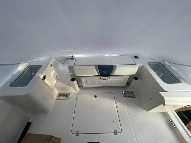 Slide: The Image of Robalo R300 Center Console 2025 - 7