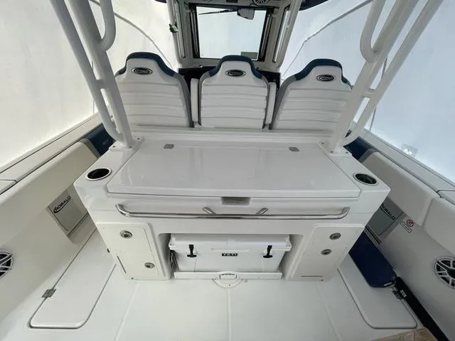Slide: The Image of Robalo R300 Center Console 2025 - 8