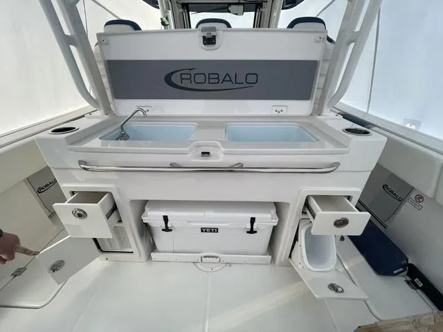 Slide: The Image of Robalo R300 Center Console 2025 - 9