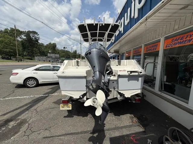 Slide: The Image of Robalo R180 Center Console 2024 - 4