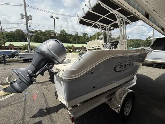 Slide: The Image of Robalo R180 Center Console 2024 - 5