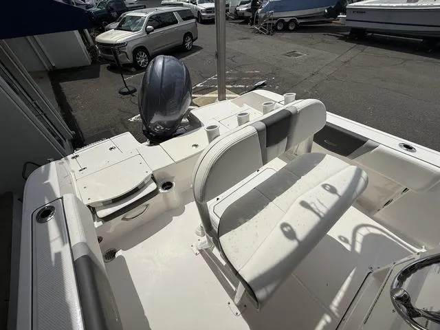 Slide: The Image of Robalo R180 Center Console 2024 - 7