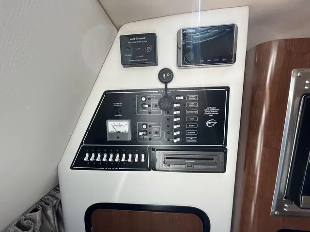 Slide: The Image of Crownline Boats 264 CR 2019 - 14