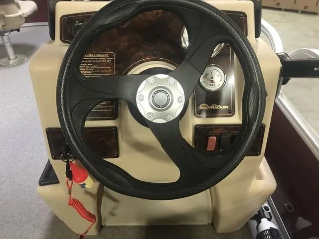 Slide: The Image of Sun Tracker Bass Buggy 18 DLX 2019 - 10