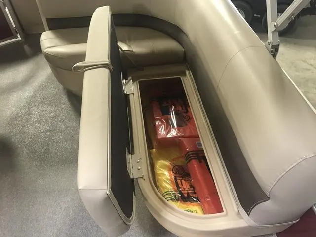 Slide: The Image of Sun Tracker Bass Buggy 18 DLX 2019 - 7