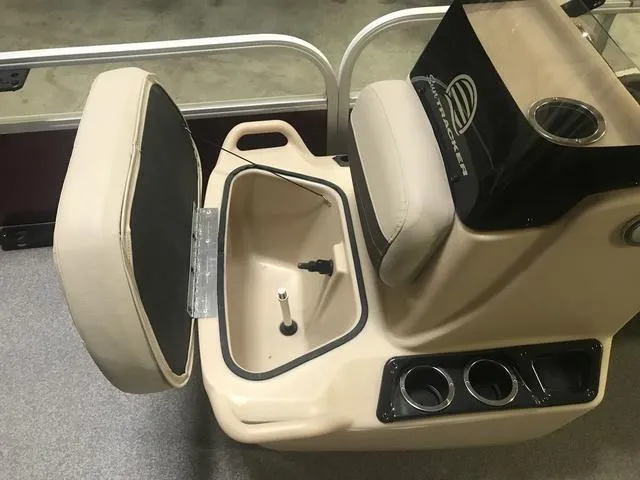 Slide: The Image of Sun Tracker Bass Buggy 18 DLX 2019 - 8