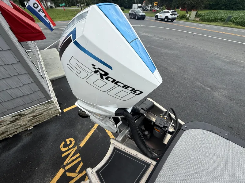 Slide: The Image of Twin Mercury Racing 500R engine on Avalon 2785 Excalibur LTD ELW, 2025 model. - 18