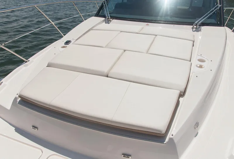 Slide: The Image of Regal 42 Fly 2018 - 45