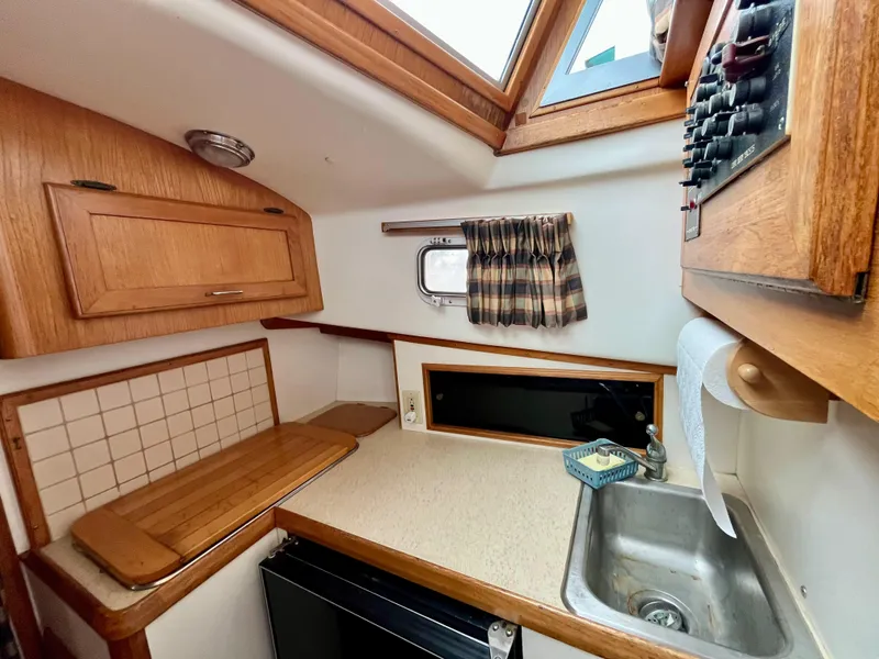 Slide: The Image of Cape Dory 28 1991 - 10