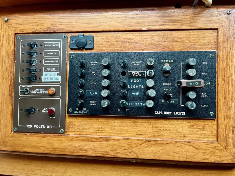 Slide: The Image of Cape Dory 28 1991 - 7