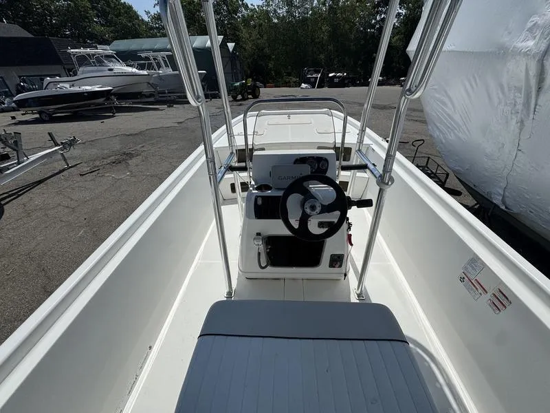 Slide: The Image of 2017 Mako 21 Pro Skiff CC boat interior with steering console and seating. - 6