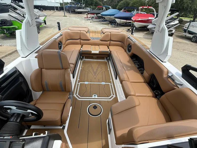 Slide: The Image of 2022 SUPRA SE 550 - Image 13 - 13