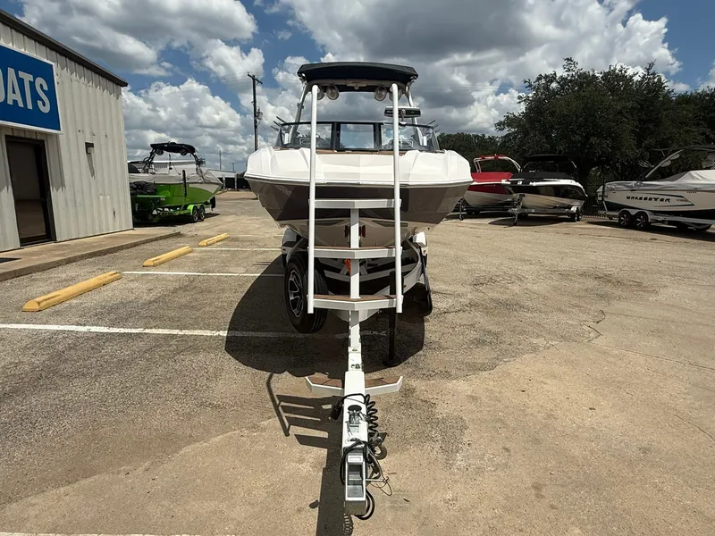 Slide: The Image of 2022 SUPRA SE 550 - Image 8 - 8