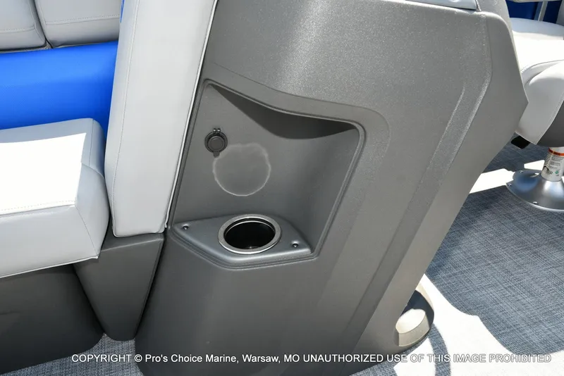 Slide: The Image of Sun Tracker Party Barge 22 DLX 2026 - 26