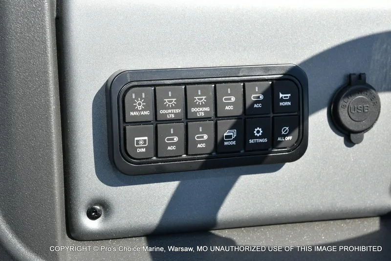 Slide: The Image of Sun Tracker Party Barge 22 DLX 2026 - 29