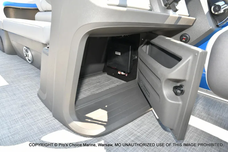 Slide: The Image of Sun Tracker Party Barge 22 DLX 2026 - 30