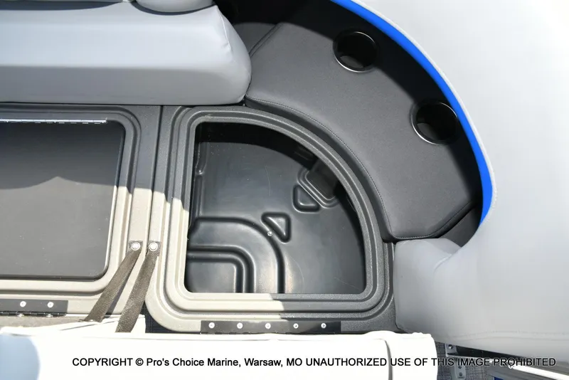 Slide: The Image of Sun Tracker Party Barge 22 DLX 2026 - 39