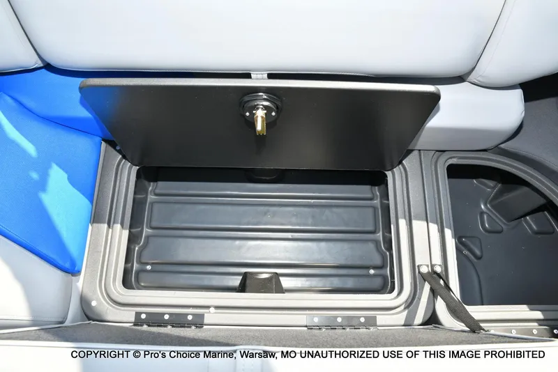 Slide: The Image of Sun Tracker Party Barge 22 DLX 2026 - 40