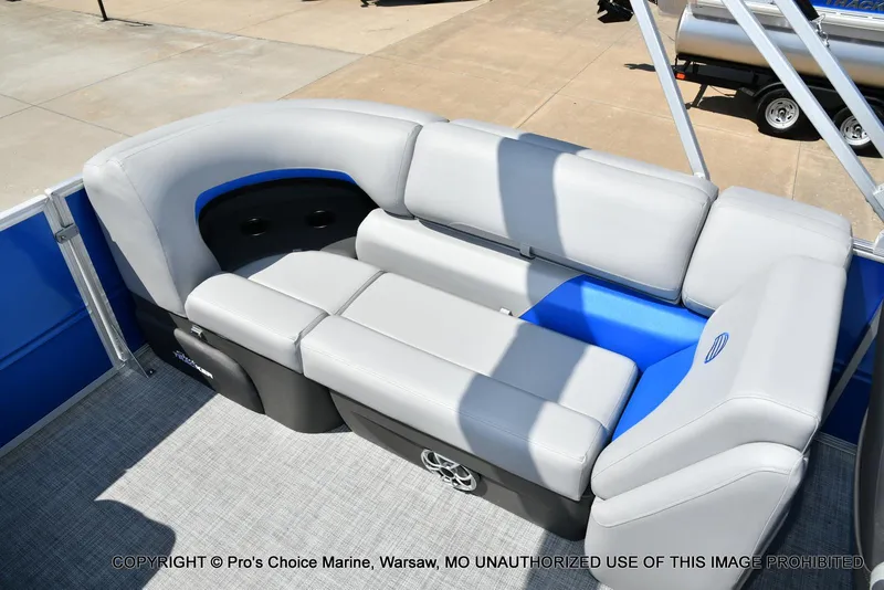 Slide: The Image of Sun Tracker Party Barge 22 DLX 2026 - 44