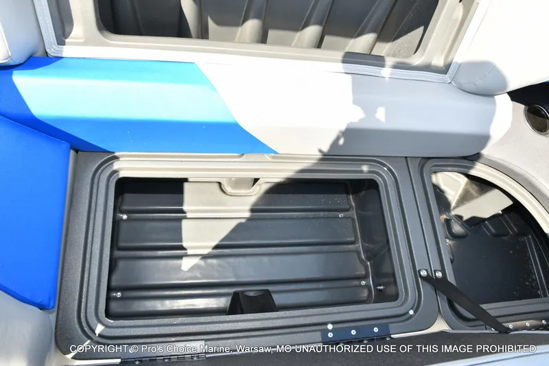 Slide: The Image of Sun Tracker Party Barge 22 DLX 2026 - 68