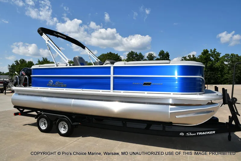 Slide: The Image of Sun Tracker Party Barge 22 DLX 2026 - 77