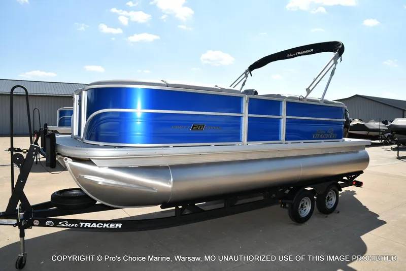 Slide: The Image of Sun Tracker Party Barge 20 DLX 2026 - 17