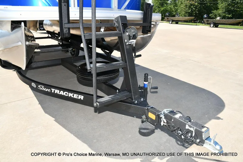 Slide: The Image of Sun Tracker Party Barge 20 DLX 2026 - 19