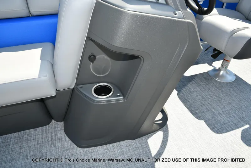 Slide: The Image of Sun Tracker Party Barge 20 DLX 2026 - 25