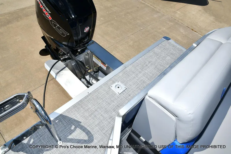 Slide: The Image of Sun Tracker Party Barge 20 DLX 2026 - 36