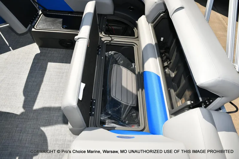 Slide: The Image of Sun Tracker Party Barge 20 DLX 2026 - 40