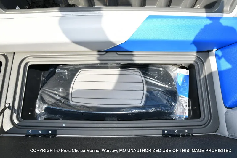 Slide: The Image of Sun Tracker Party Barge 20 DLX 2026 - 42