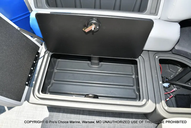 Slide: The Image of Sun Tracker Party Barge 20 DLX 2026 - 46