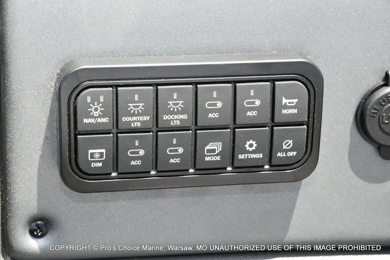 Slide: The Image of Sun Tracker Party Barge 22 DLX 2026 - 32