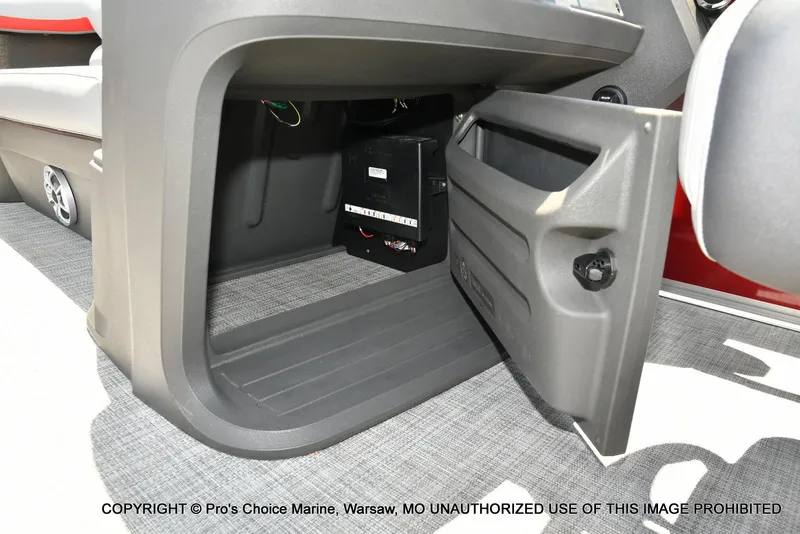 Slide: The Image of Sun Tracker Party Barge 22 DLX 2026 - 33