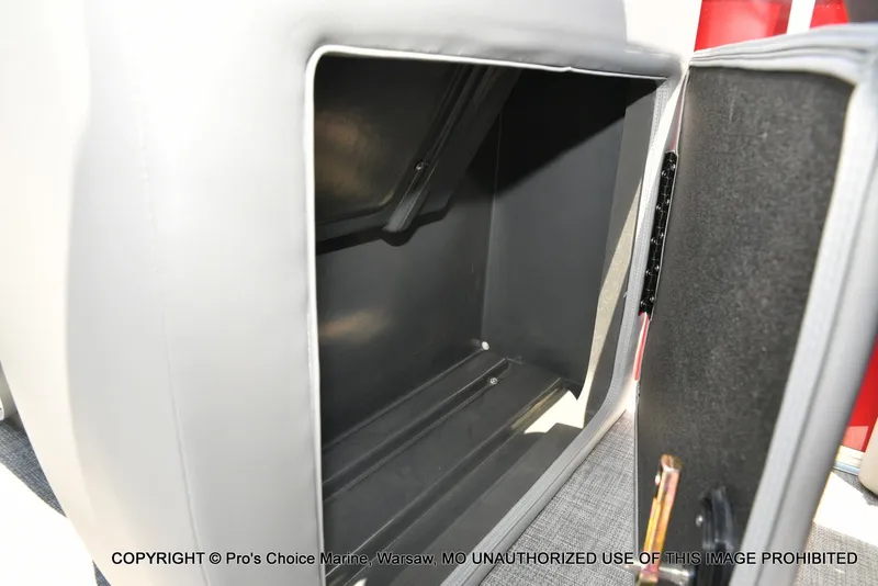 Slide: The Image of Sun Tracker Party Barge 22 DLX 2026 - 35