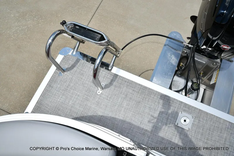 Slide: The Image of Sun Tracker Party Barge 22 DLX 2026 - 38