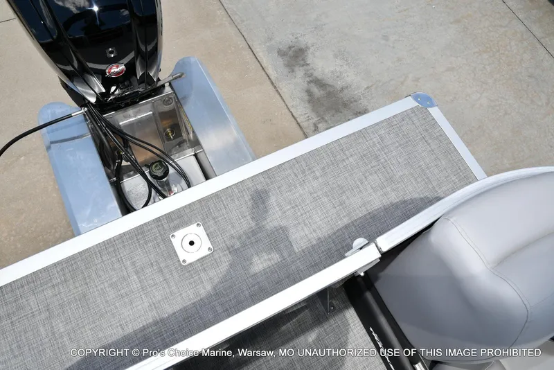 Slide: The Image of Sun Tracker Party Barge 22 DLX 2026 - 39