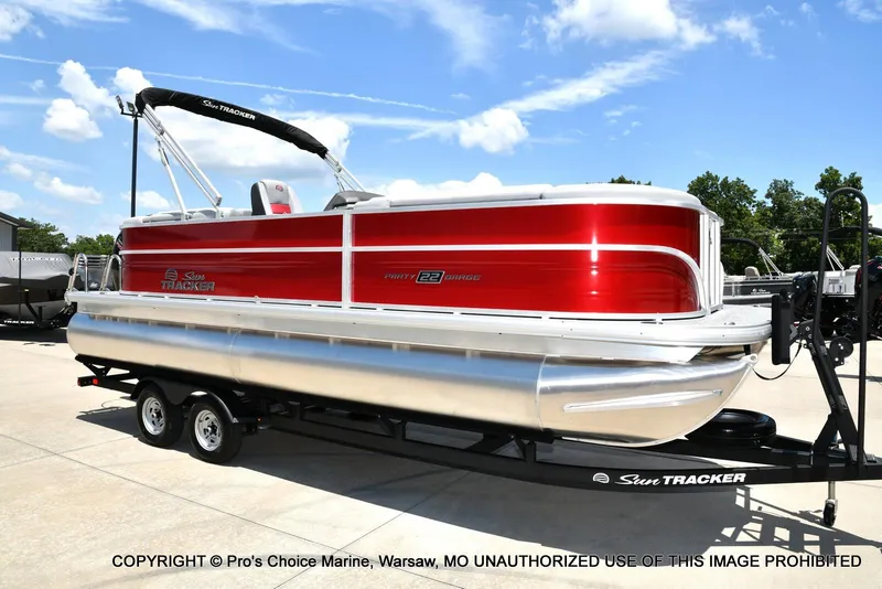 Slide: The Image of Sun Tracker Party Barge 22 DLX 2026 - 76