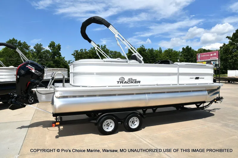 Slide: The Image of Sun Tracker Party Barge 22 DLX 2026 - 15