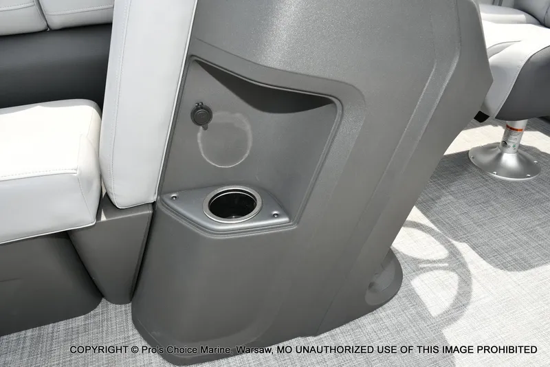 Slide: The Image of Sun Tracker Party Barge 22 DLX 2026 - 27