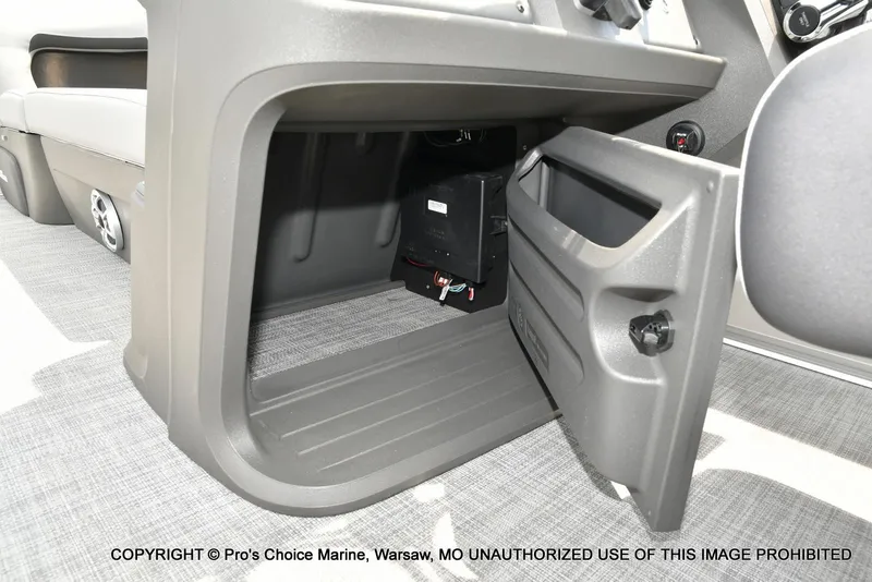 Slide: The Image of Sun Tracker Party Barge 22 DLX 2026 - 31