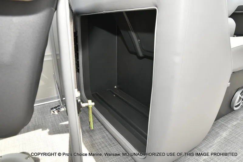 Slide: The Image of Sun Tracker Party Barge 22 DLX 2026 - 32