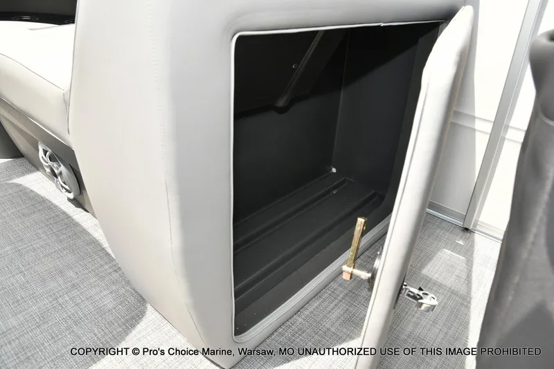 Slide: The Image of Sun Tracker Party Barge 22 DLX 2026 - 33