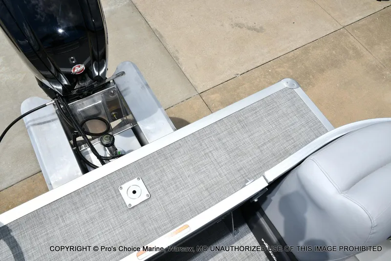 Slide: The Image of Sun Tracker Party Barge 22 DLX 2026 - 38