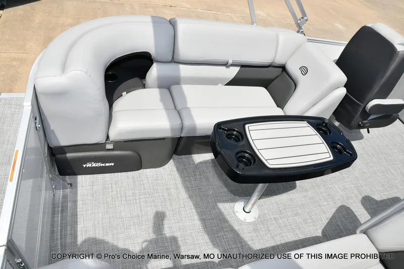 Slide: The Image of Sun Tracker Party Barge 22 DLX 2026 - 40